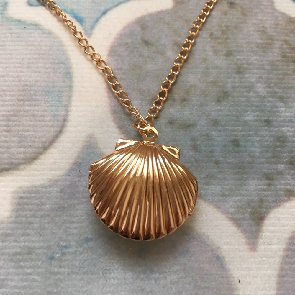 🧜🏽‍♀️ Shell Locket Necklace NWT